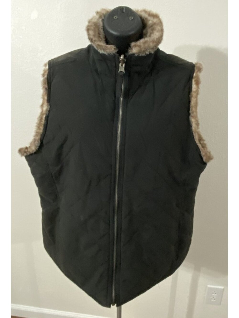 Unbranded Women Size Large Black Quilted Faux Fur Lined Vest Full Zip